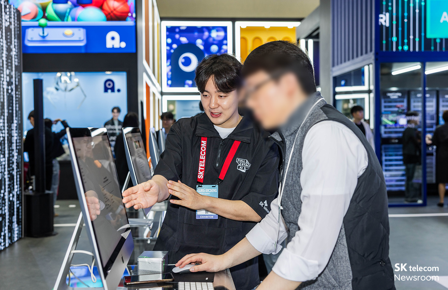 현장의 SKT 구성원과 함께 A.X K1을 체험 중인 관람객의 모습.