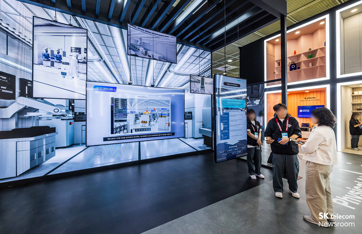 피지컬 AI 코너에서 피지컬 AI 적용사례 소개 영상이 상영되고 있다. 