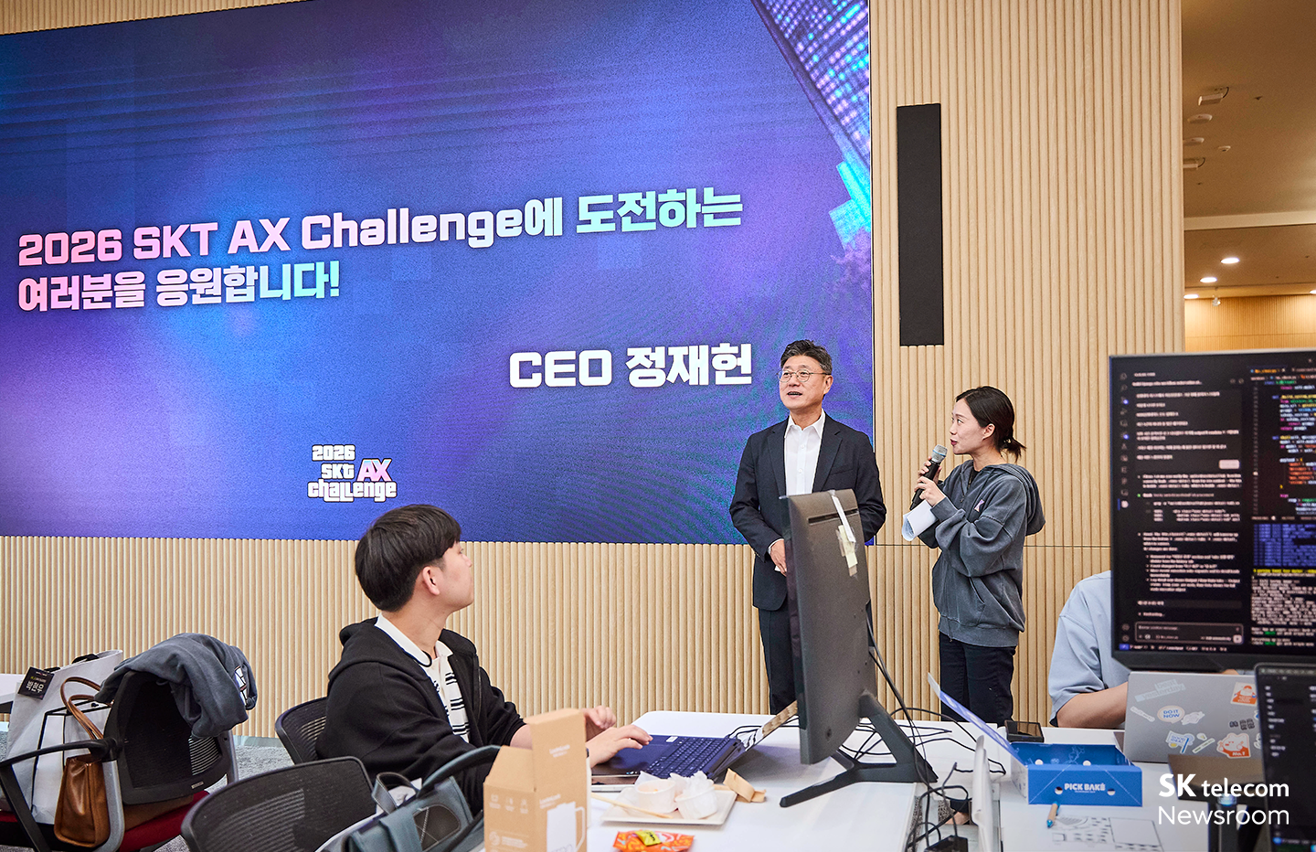정재헌 CEO가 ‘AX 챌린지’ 해커톤 본선 현장에 방문해 구성원들을 격려하고 있다.