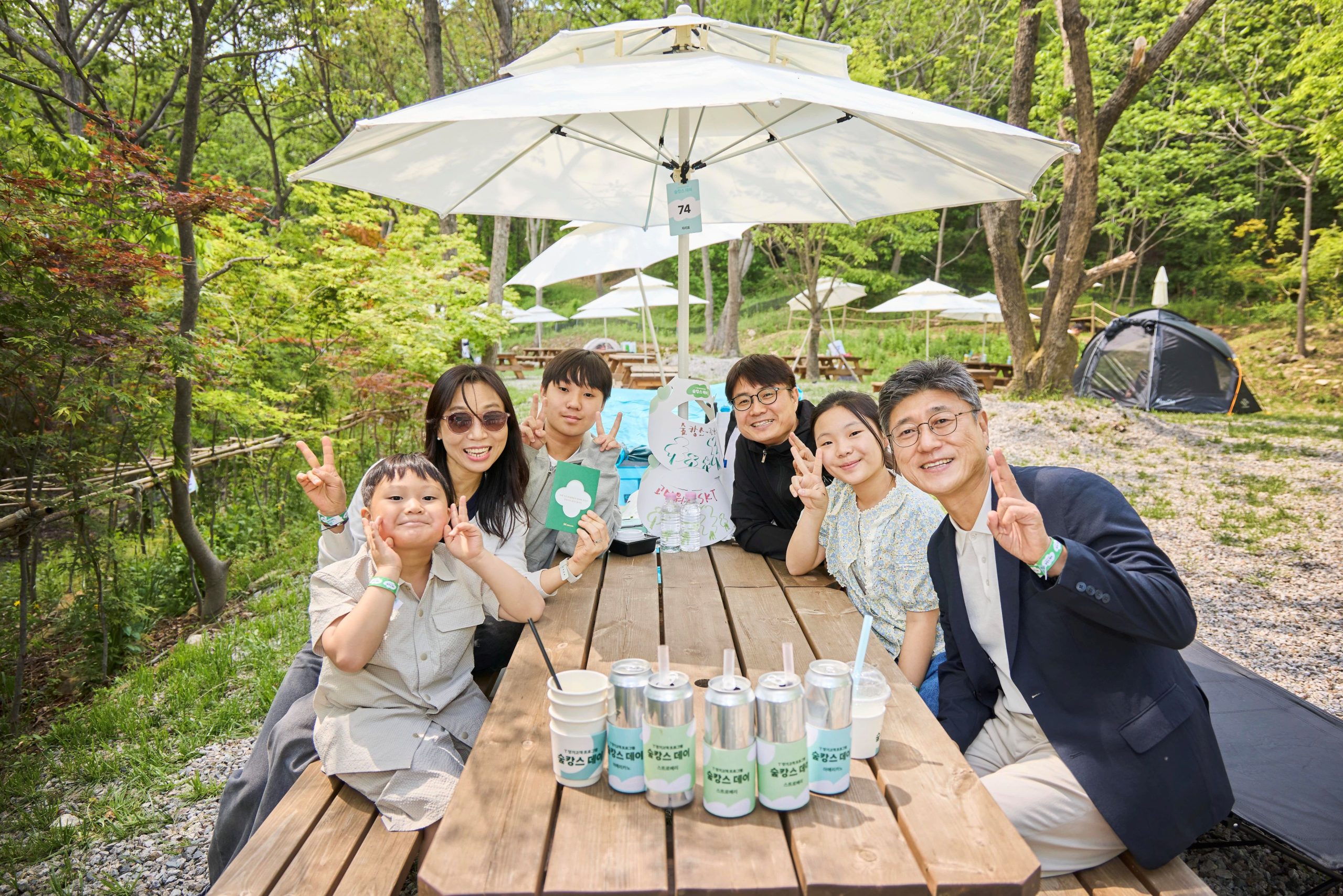 지난 4일 정재헌 CEO가 경기도 용인 에버랜드 ‘포레스트 캠프’에서 열린 ‘T 장기고객 숲캉스 데이’ 현장에서 고객 가족과 대화를 나누고 사진 촬영을 하는 모습