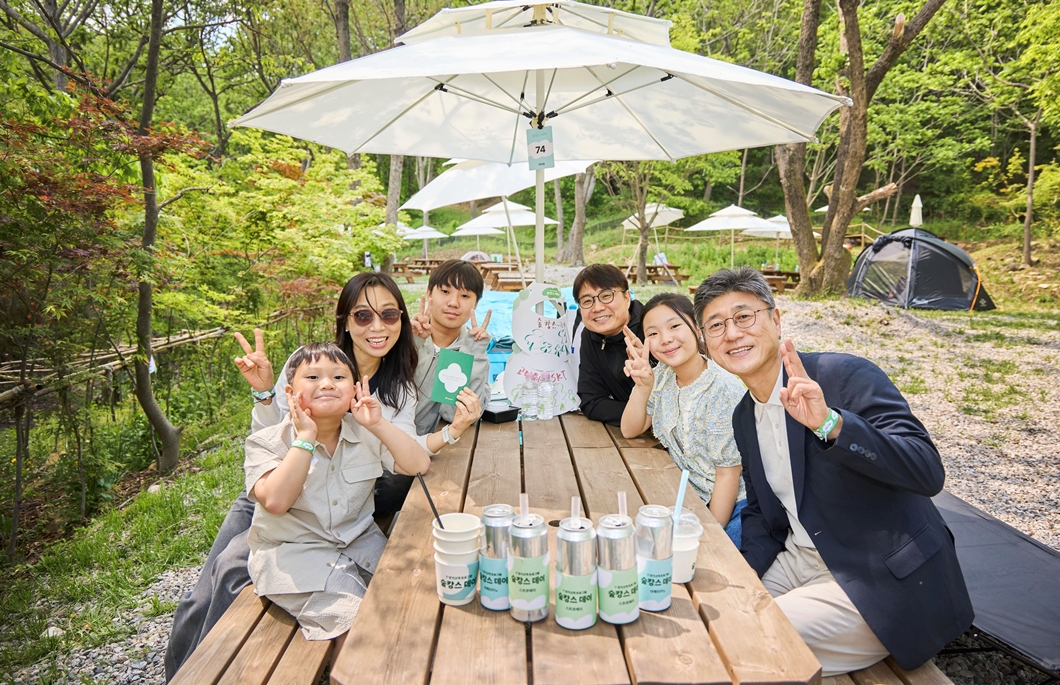 지난 4일 정재헌 CEO가 경기도 용인 에버랜드 ‘포레스트 캠프’에서 열린 ‘T 장기고객 숲캉스 데이’ 현장에서 고객 가족과 대화를 나누고 사진 촬영을 하는 모습