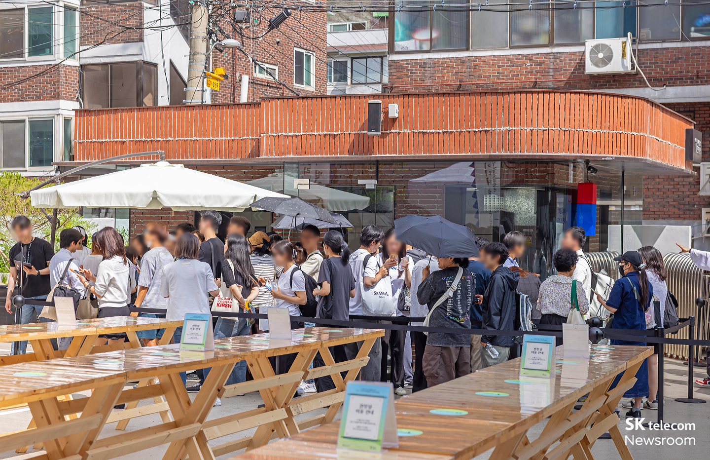 ‘성수동 잔칫날’ 행사를 위해 대기 중인 관람객들.