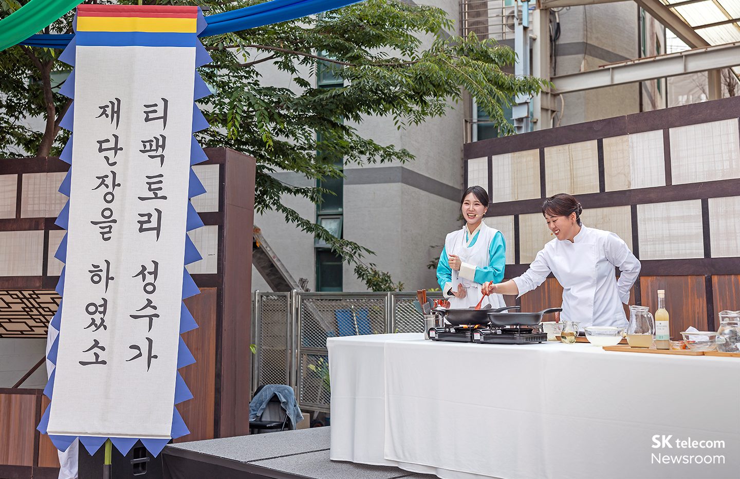 ‘윤주모 잔치 한 상’의 메뉴인 쌀떡볶이를 조리하는 윤주모 셰프의 모습.