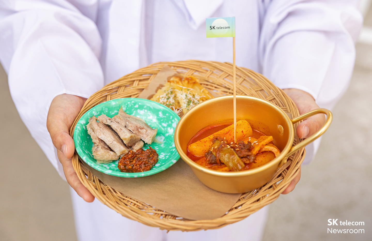 ‘윤주모 잔치 한 상’은 막걸리 수육, 감자채전, 쌀떡볶이로 구성됐다.
