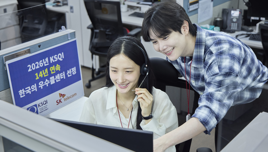 SKT 고객센터 우수콜센터 14년 연속 선정. SKT 모델이 고객 상담 전화를 받는 모습.