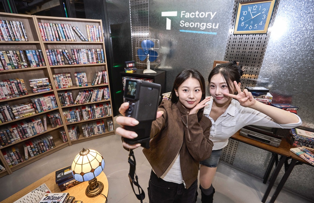 SK텔레콤 홍보 모델이 ‘T팩토리 라운지’ 및 신규 전시 ‘데이터센터 시리즈’를 소개하는 모습.