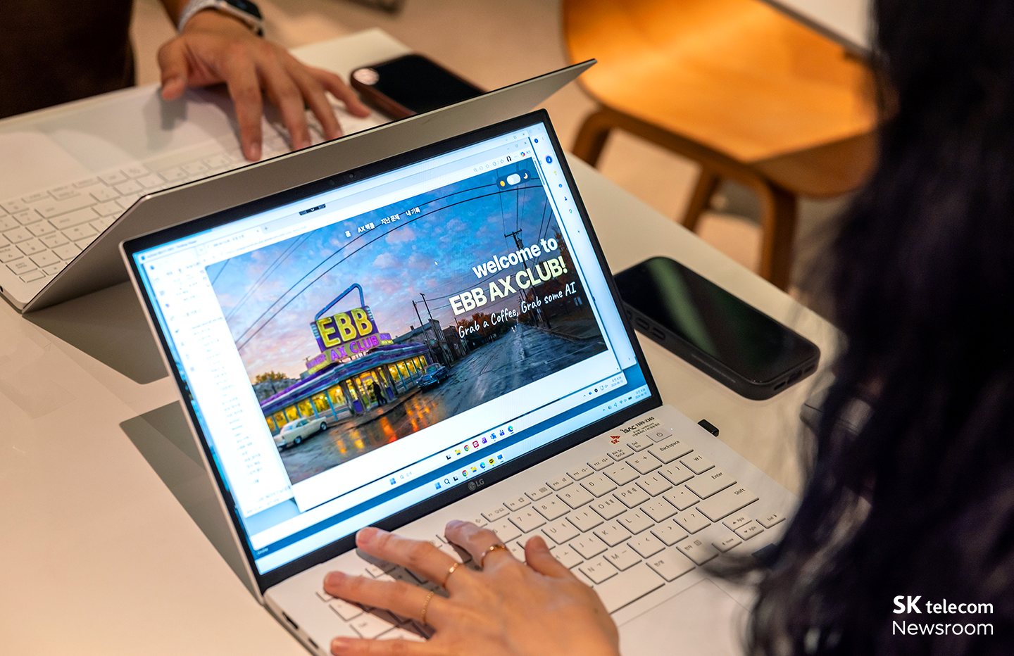 현장에서 참여 신청 중인 구성원의 모습.