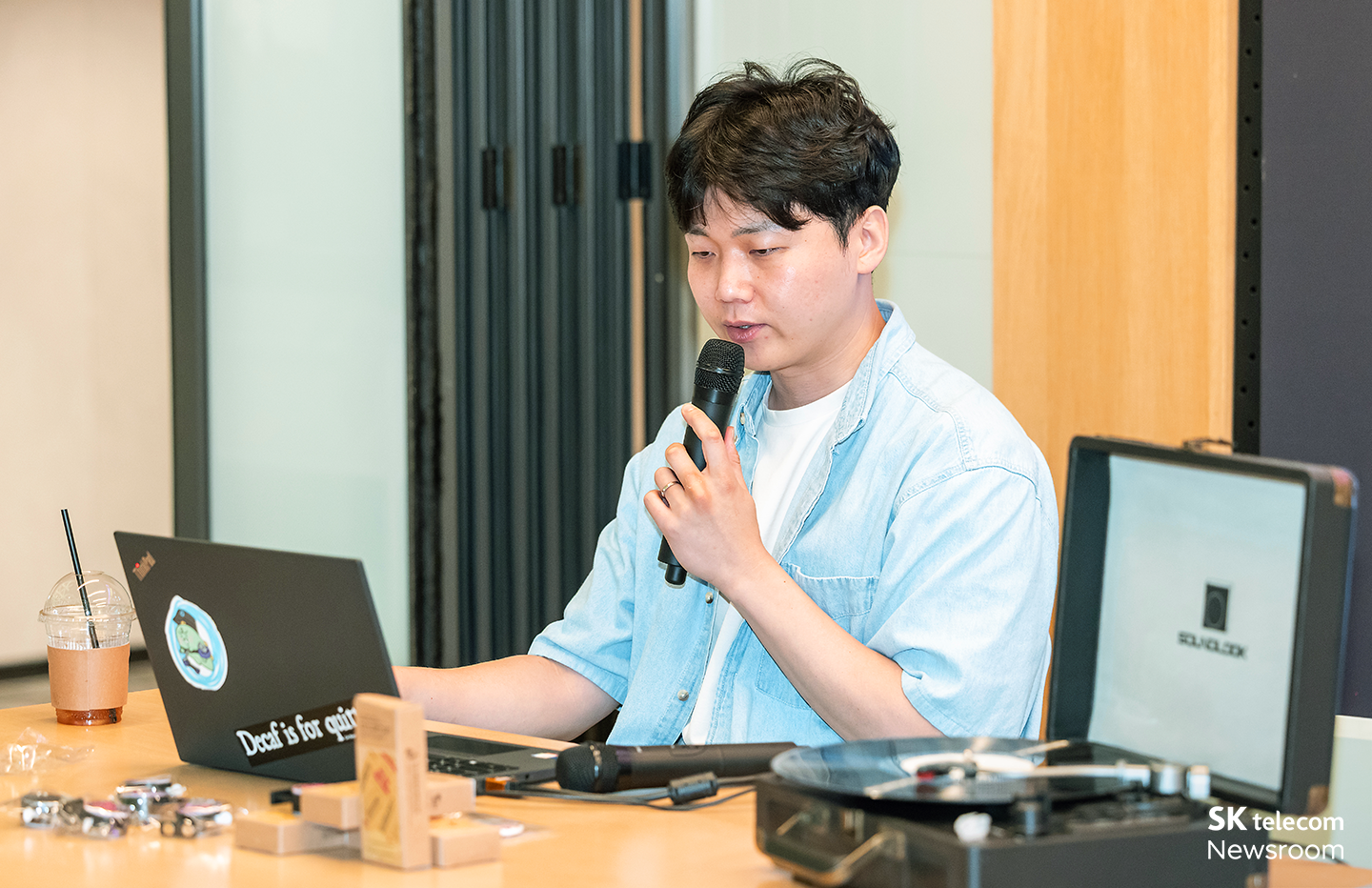 참여자들에게 미션을 설명하고 있는 진행자의 모습.
