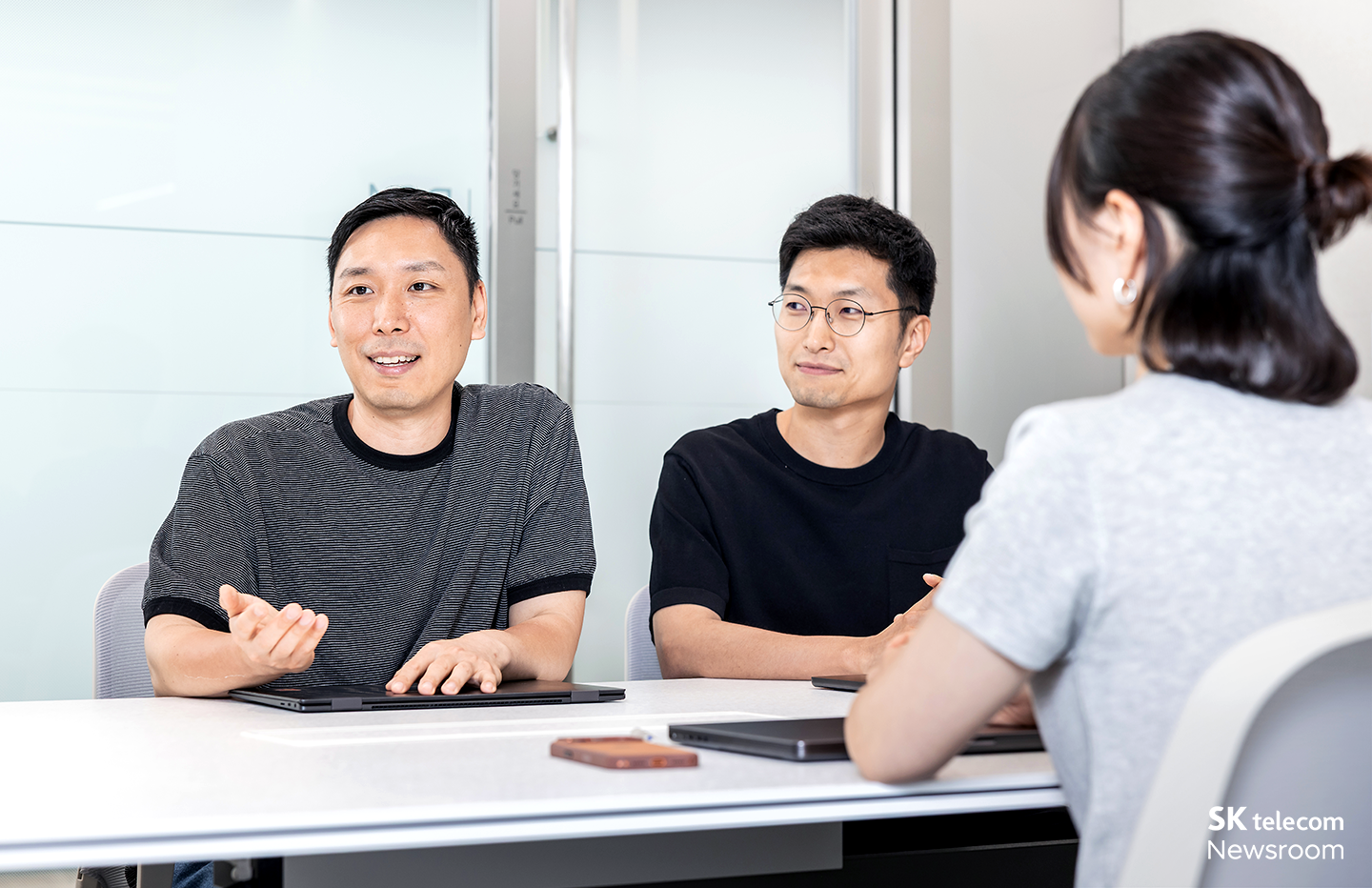 (왼쪽에서부터) Network AI Modeling팀 정민우 님, 서영현 님