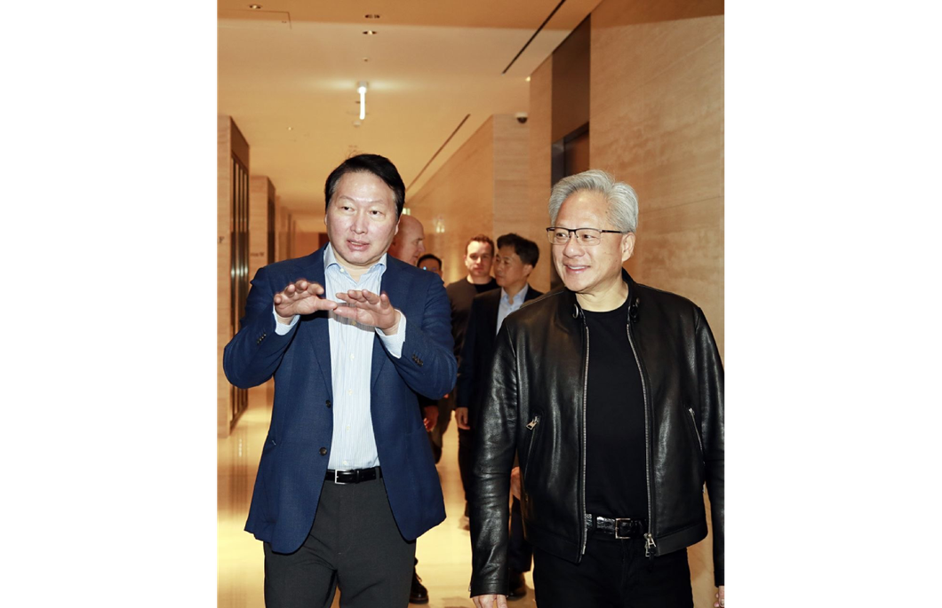 8일 아침, 서울 서린동에 위치한 SK 그룹 서린사옥 35층에서 최태원 SK그룹 회장과 젠슨 황 엔비디아 CEO가 만나 환담을 나누고 있다.