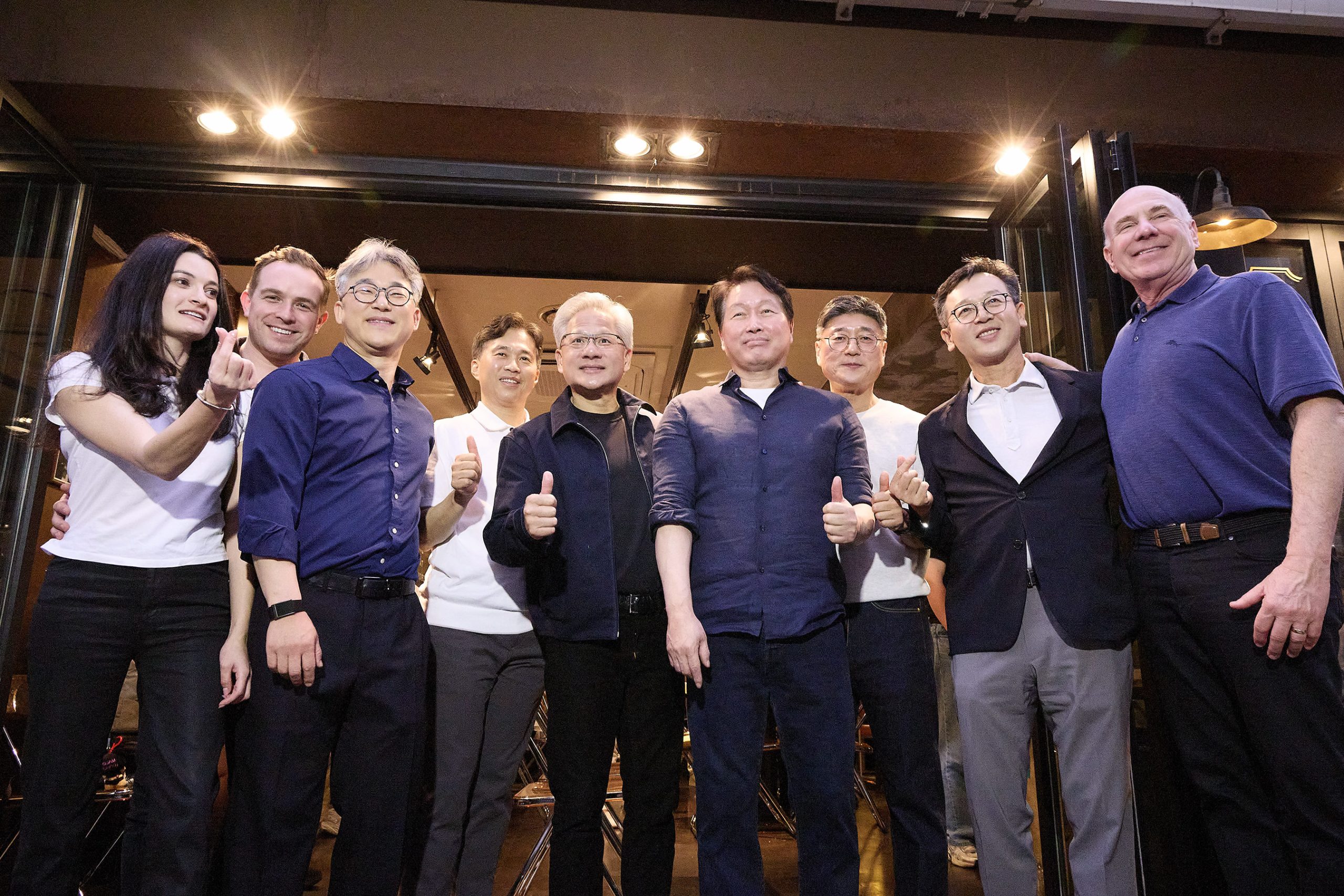 7일 저녁, 서울 삼성동에 위치한 치킨집에서 최태원 SK그룹 회장, 젠슨 황(Jensen Huang) 엔비디아 CEO및 양사 경영진이 저녁식사를 하며 환담을 나눴다. 사진 왼쪽부터 매디슨 황 엔비디아 수석 이사, 니코 카프레즈 엔비디아 부사장, 정석근 SKT AI CIC장, 곽노정 SK 하이닉스 CEO, 젠슨 황 엔비디아 CEO, 최태원 SK그룹 회장, 정재헌 SKT CEO, 김주선 SK 하이닉스 AI Infra 사장, 제프 피셔 엔비디아 수석 부사장
