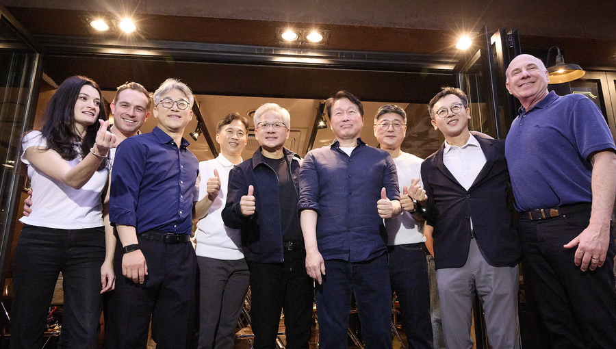 7일 저녁, 서울 삼성동에 위치한 치킨집에서 최태원 SK그룹 회장, 젠슨 황(Jensen Huang) 엔비디아 CEO및 양사 경영진이 저녁식사를 하며 환담을 나눴다. 사진 왼쪽부터 매디슨 황 엔비디아 수석 이사, 니코 카프레즈 엔비디아 부사장, 정석근 SKT AI CIC장, 곽노정 SK 하이닉스 CEO, 젠슨 황 엔비디아 CEO, 최태원 SK그룹 회장, 정재헌 SKT CEO, 김주선 SK 하이닉스 AI Infra 사장, 제프 피셔 엔비디아 수석 부사장