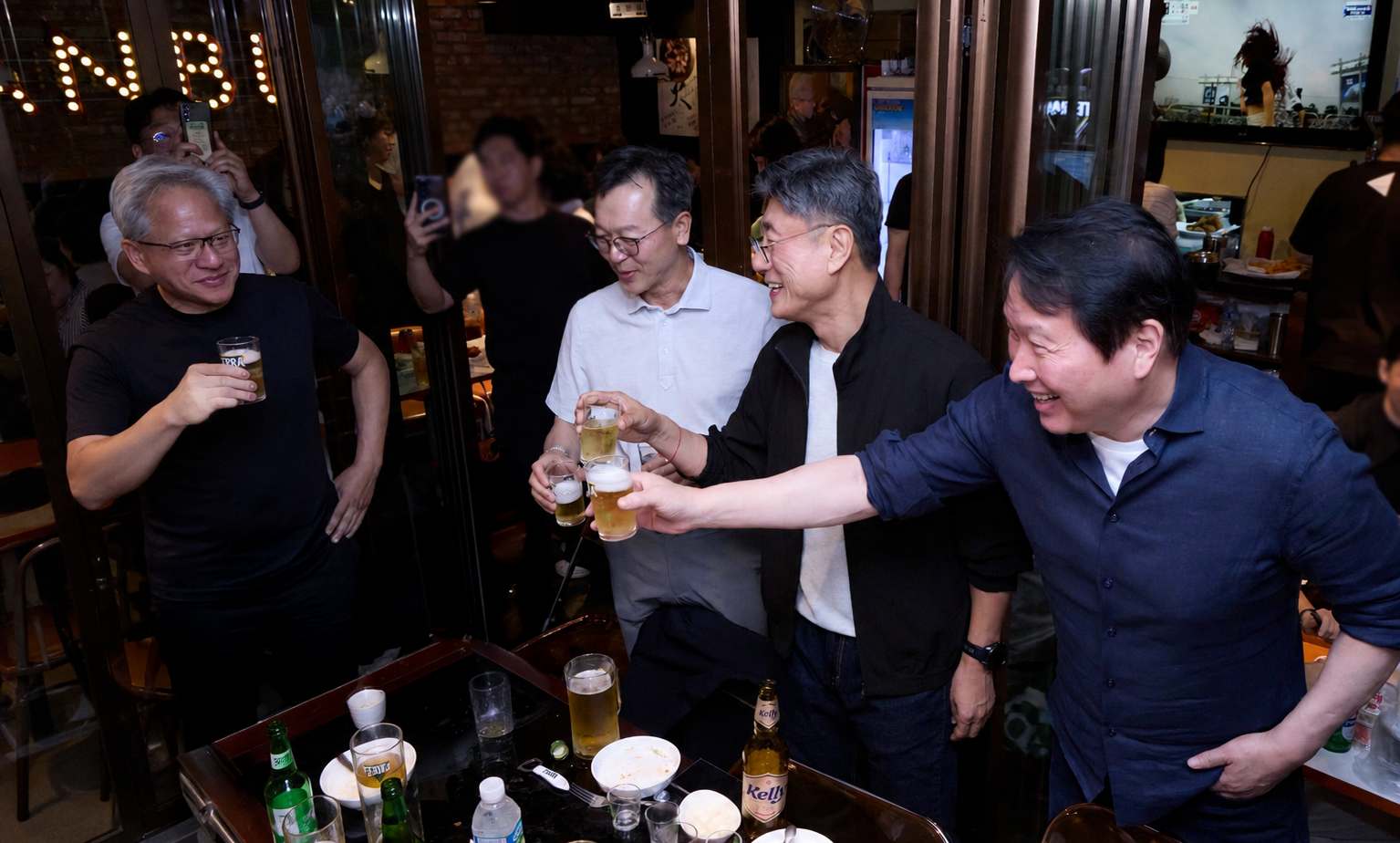 사진 왼쪽부터 젠슨 황 엔비디아 CEO, 김주선 SK 하이닉스 AI Infra 사장, 정재헌 SKT CEO, 최태원 SK그룹 회장