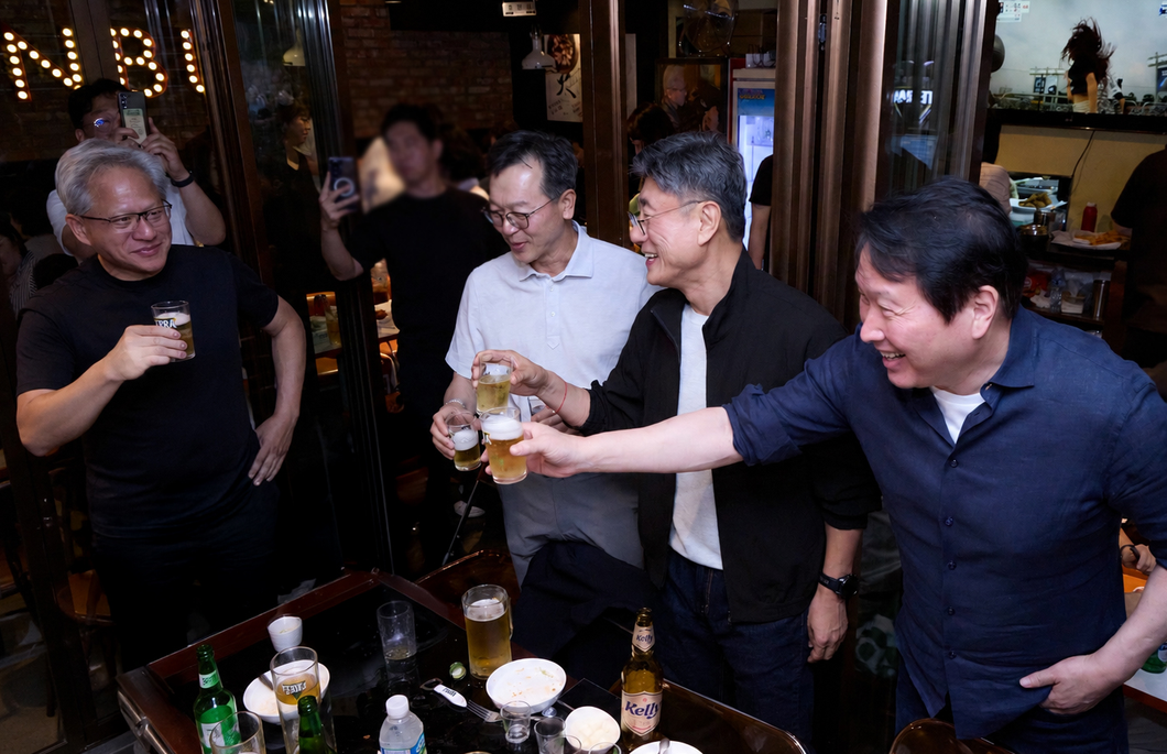 사진 왼쪽부터 젠슨 황 엔비디아 CEO, 김주선 SK 하이닉스 AI Infra 사장, 정재헌 SKT CEO, 최태원 SK그룹 회장