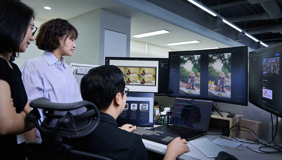 논문을 작성한 SKT 구성원들이 ‘인서트애니웨어’를 연구 중인 모습.