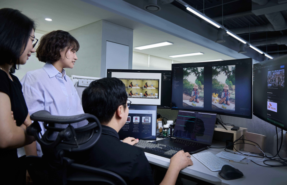 논문을 작성한 SKT 구성원들이 ‘인서트애니웨어’를 연구 중인 모습.