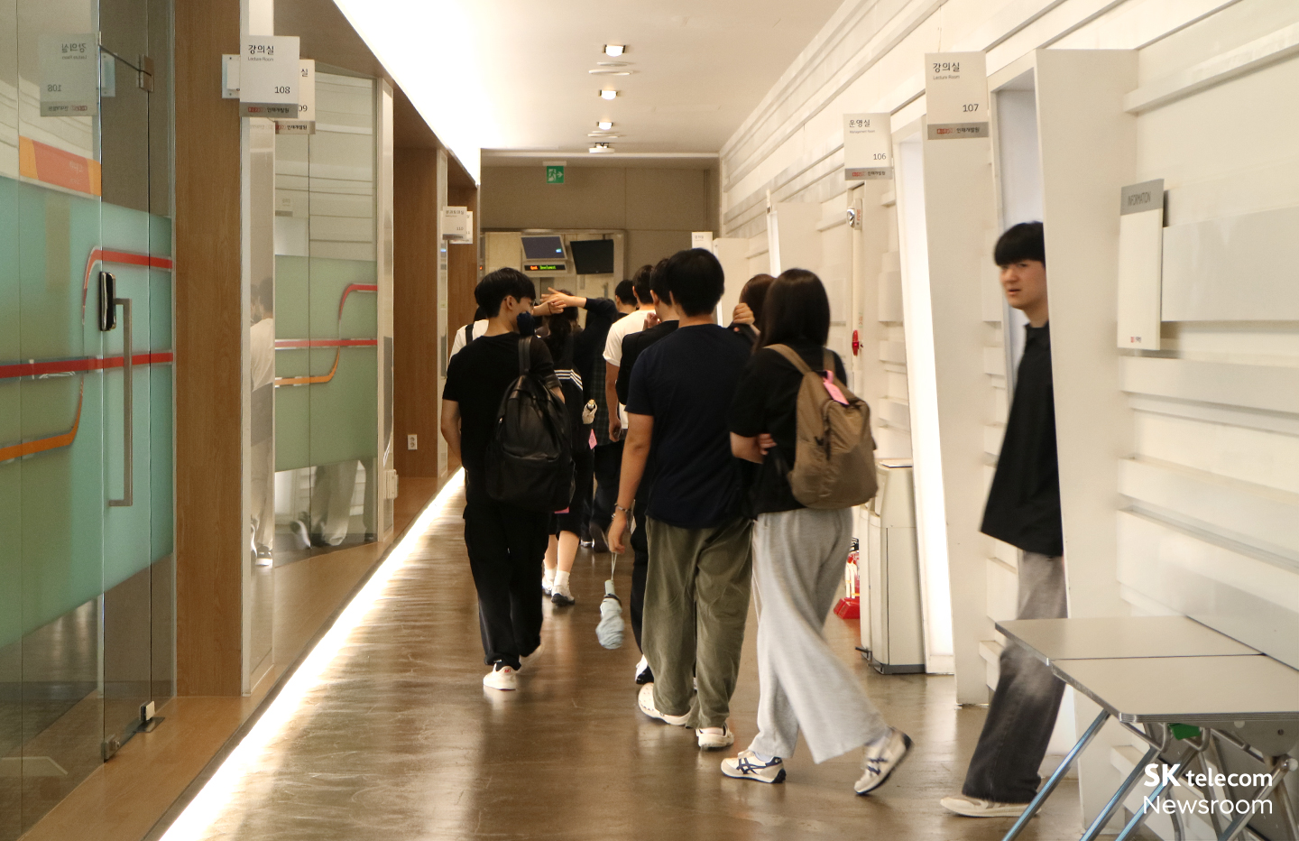 올해 TECH4GOOD 참여 학생들이 이천 SKT 인재개발원에 입소하고 있다.