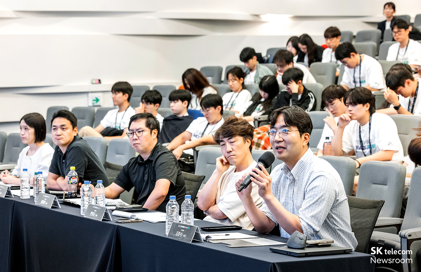양사 전문가들로 구성된 심사위원들이 발표 뒤 학생들에게 질문하는 모습.