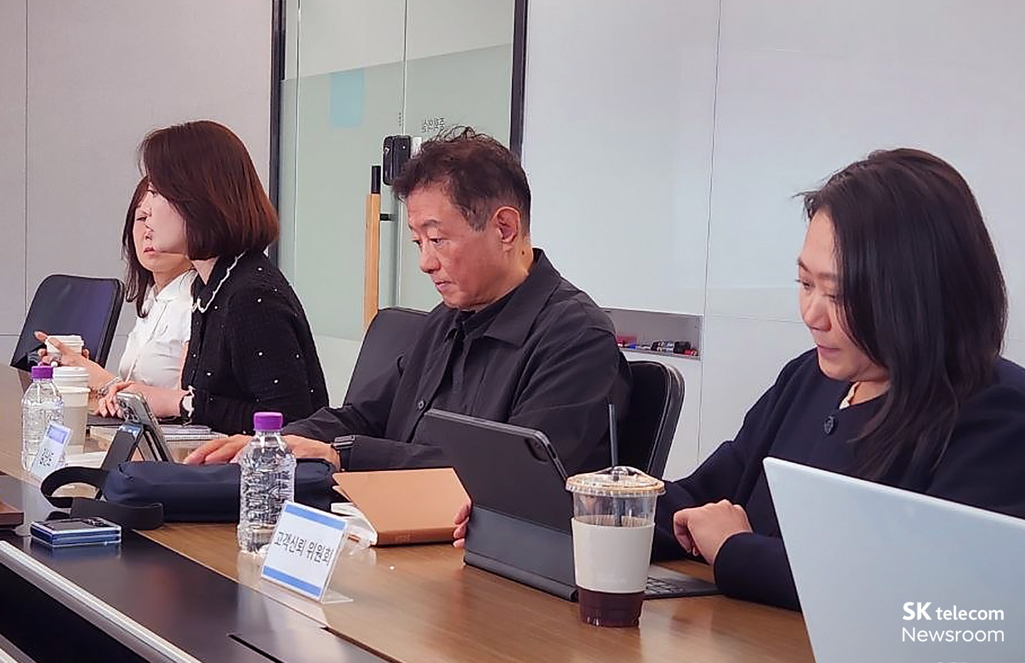 김난도 위원(가운데)이 회의 안건을 논의하고 있는 모습.