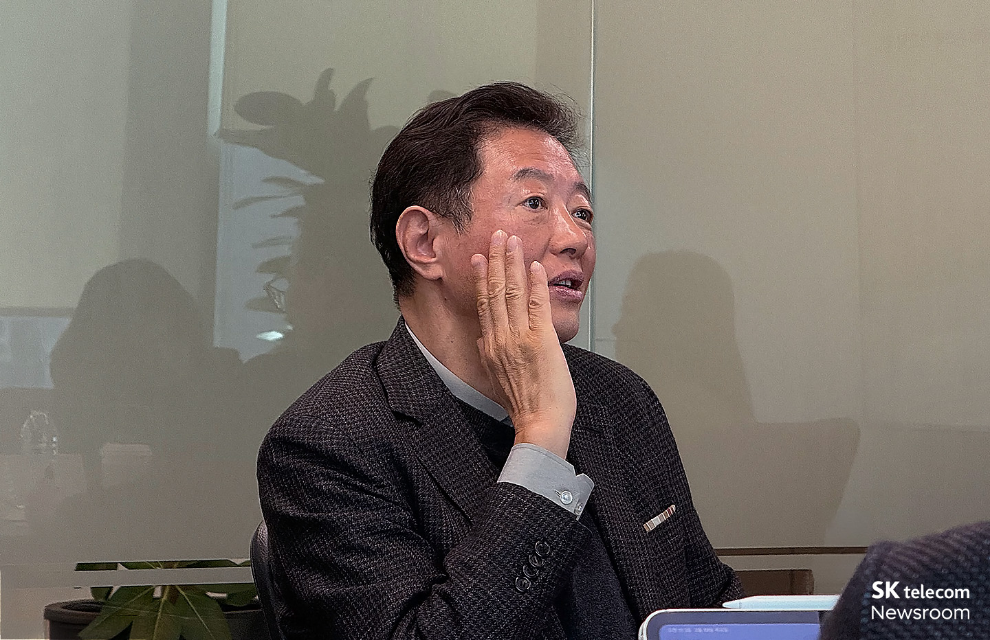 고객신뢰 위원회에서 발언 중인 김난도 위원.
