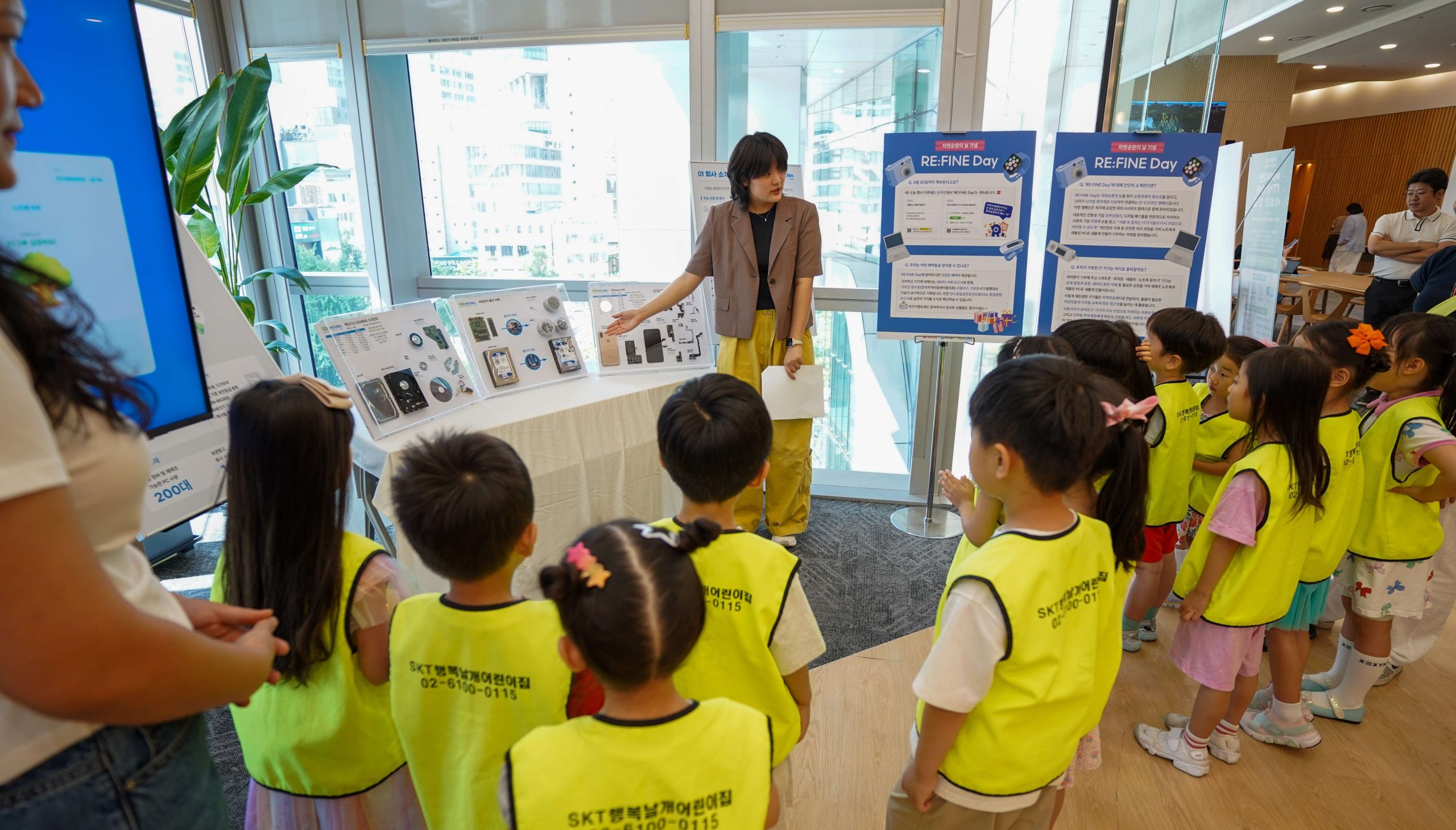 SK텔레콤은 오는 6일 ‘자원순환의 날’을 앞두고 구성원과 미래세대가 함께 참여하는 E-Waste(전자폐기물) 자원순환 캠페인 ‘리파인 데이(RE:FINE Day)’를 3일 시행했다고 밝혔다. SKT 사내 어린이집 원아들이 자원순환의 의미에 대해 설명을 듣는 모습
