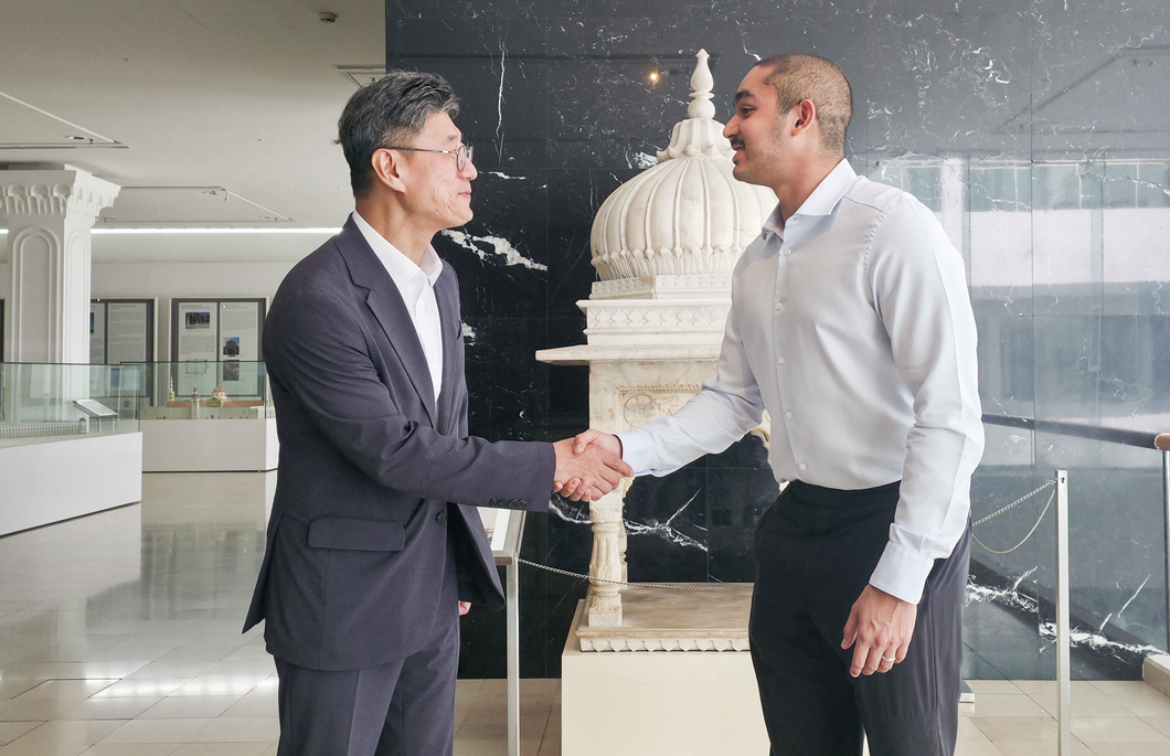 정재헌 SKT CEO(사진 왼쪽)가 샤이드 다니알 알부카리(Syed Danial Albukhary) 트레이드윈즈(Tradewinds)社 이사와 인사하는 모습