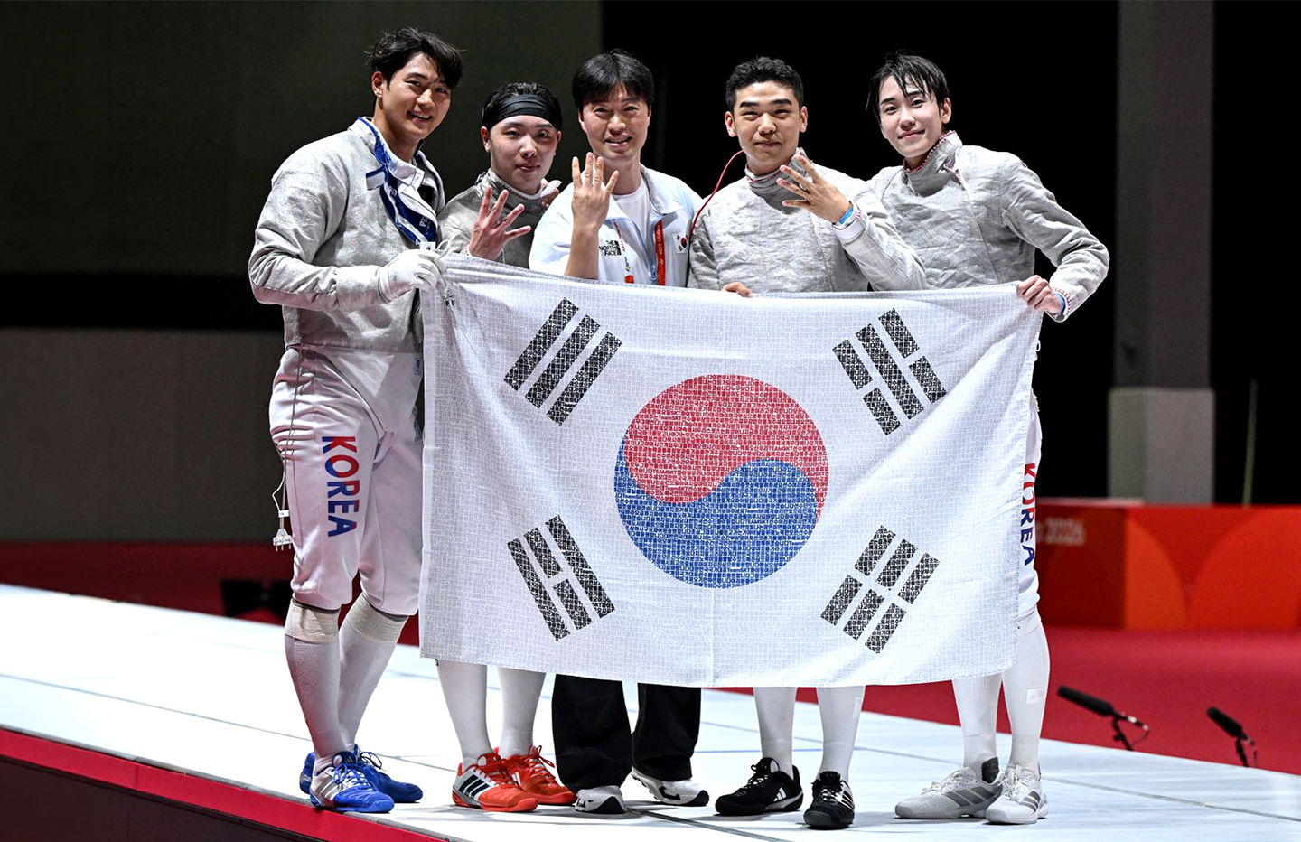 2026 아이치-나고야 아시안게임에서 극적인 역전승으로 금메달을 따낸 펜싱 남자 사브르 단체 국가대표 선수들