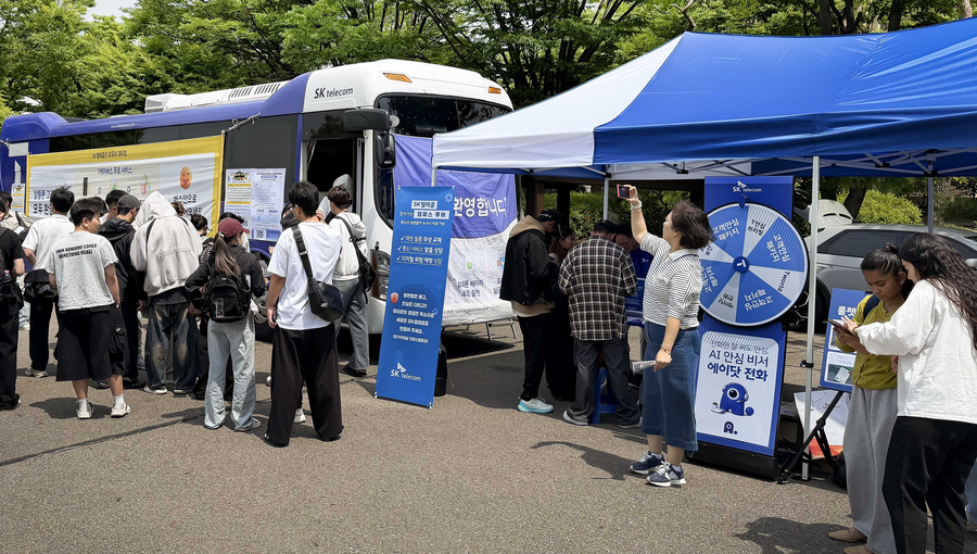 SK텔레콤은 오는 9월 30일부터 11월 4일까지 전국 대학교를 직접 찾아가 대학생의 진로 상담부터 휴대폰 케어 서비스까지 제공하는 ‘찾아가는 캠퍼스’를 운영한다고 28일 밝혔다.