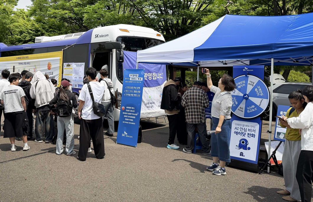 SK텔레콤은 오는 9월 30일부터 11월 4일까지 전국 대학교를 직접 찾아가 대학생의 진로 상담부터 휴대폰 케어 서비스까지 제공하는 ‘찾아가는 캠퍼스’를 운영한다고 28일 밝혔다.
