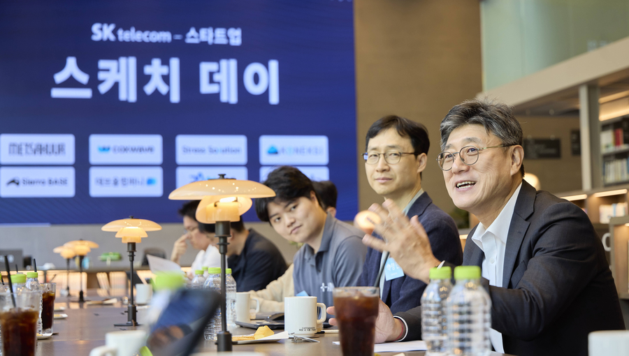 정재헌 CEO가 스타트업 대표들과 의견을 나누는 모습