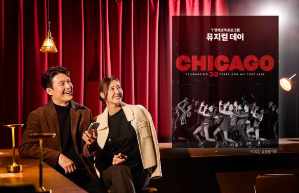 SKT 모델들이 ‘T 장기고객 프로그램 뮤지컬 데이’ 이벤트 페이지를 살펴보는 모습.