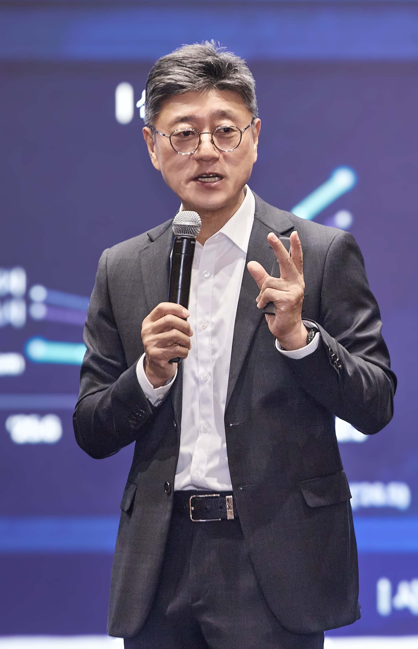SK텔레콤 정재헌 CEO가 8일 SKT타워에서 구성원 대상 타운홀을 열고, 통신과 AI를 하나의 목표로 연결하는 ‘SKT 성장 기어(SKT Growth Gear) 전략’을 발표했다.