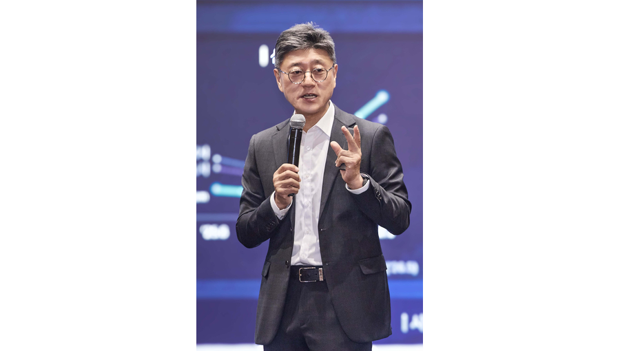 SK텔레콤 정재헌 CEO가 8일 SKT타워에서 구성원 대상 타운홀을 열고, 통신과 AI를 하나의 목표로 연결하는 ‘SKT 성장 기어(SKT Growth Gear) 전략’을 발표했다.