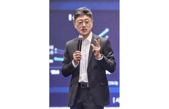 SK텔레콤 정재헌 CEO가 8일 SKT타워에서 구성원 대상 타운홀을 열고, 통신과 AI를 하나의 목표로 연결하는 ‘SKT 성장 기어(SKT Growth Gear) 전략’을 발표했다.